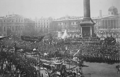 Königin Victoria (1819-1901) fährt durch den Trafalgar Square während ihrer Goldenen Jubiläumsfeier, 1887